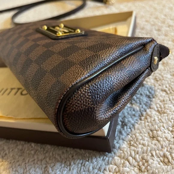 Eva Damier Clutch 🔥SOLD🔥 - Picture 6 of 12